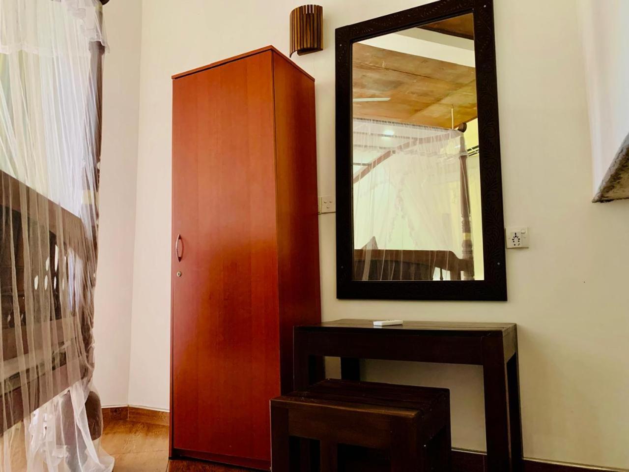 Poppies Mirissa Hotel Екстериор снимка
